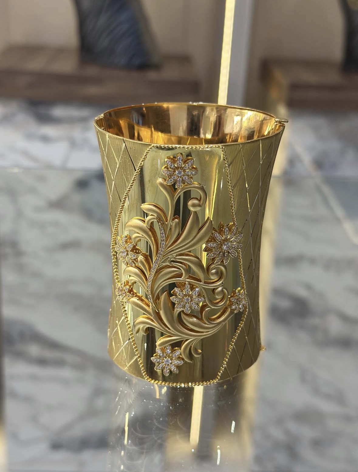 Çiçek Motifli Taşlı 22 Ayar Altın Kelepçe Bilezik