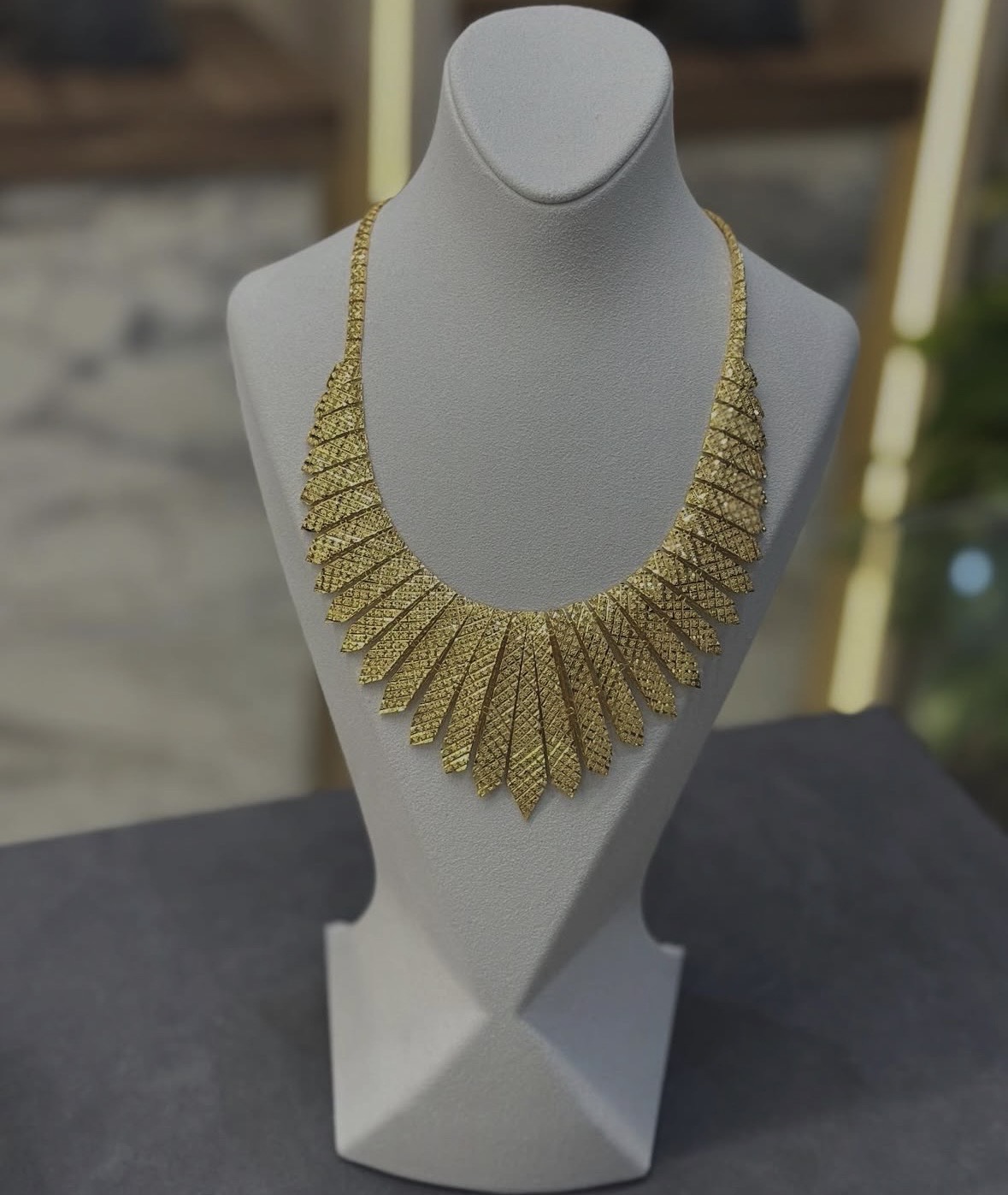 22 Ayar Altın Yaprak Formlu Gösterişli Kolye